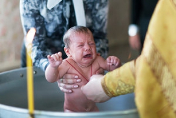 В Украине хотят законодательно запретить крестить детей до 18 лет