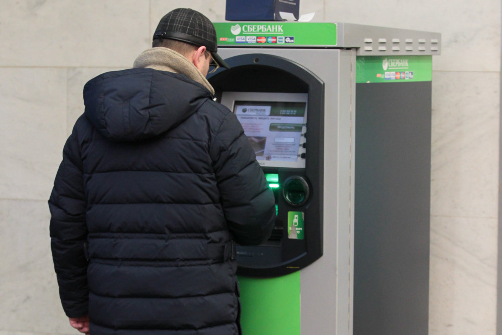 Современные банкоматы позволяют снять деньги со счета, даже если вы забыли свою банковскую карту дома. Фото: Анатолий Медведь/ РГ