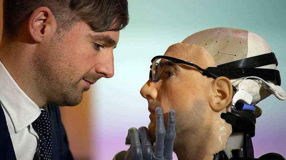 Швейцарский ученый Бертольт Майер позирует со своей копией — первым «бионическим человеком» Рексом, на 70% состоящим из искусственных органов, на презентации в феврале года в Science Museum в Лондоне. Робота по имени REX, произведенного компанией Shadow Robot, роднит с ученым также искусственная левая рука