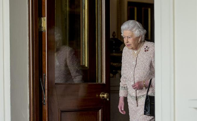 На фото: королева Елизавета II в Букингемском дворце в центре Лондона