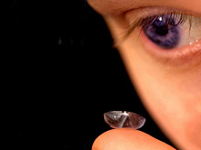 В США разрабатываются контактные линзы, передающие информацию на сетчатку глаза