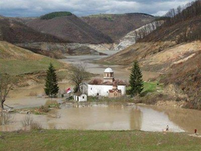 В Сербии, несмотря на протесты верующих, затоплен древний монастырь
