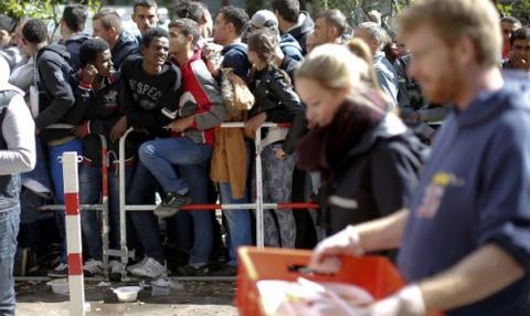 Беженцы, проживающие в греческих центрах, выбрасывают бесплатную еду на помойку 