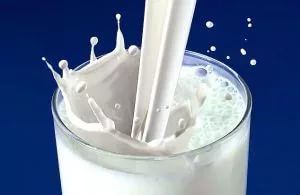 Россельхознадзор: для экономии в молоко добавляют известь, гипс и мел